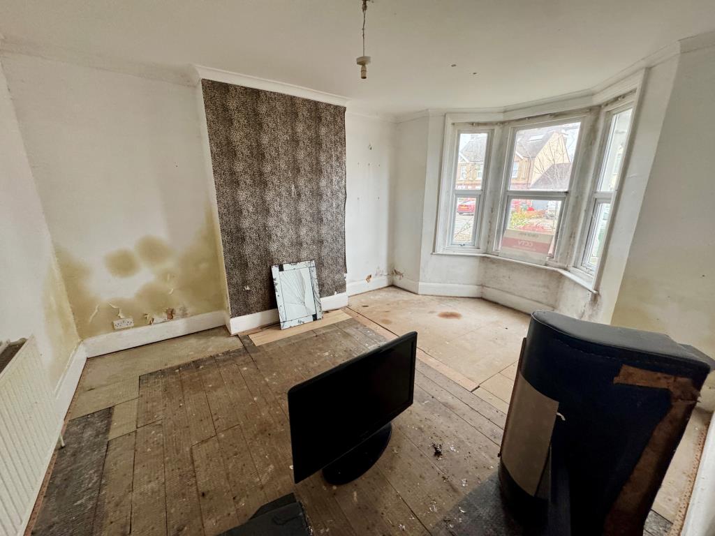Lot: 107 - TWO-BEDROOM GARDEN FLAT FOR TOTAL REFUBISHMENT - Bedroom 1